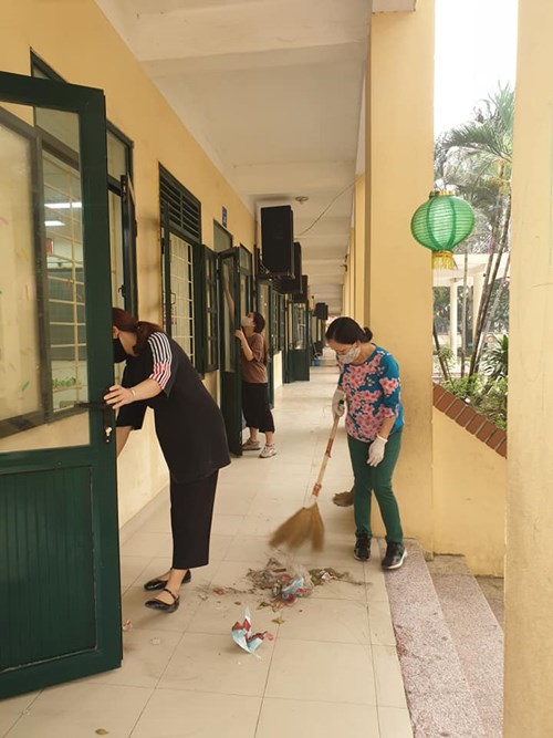 Sáng ngày 14 tháng 3 năm 2020, CBGVNV nhà trường đã thực hiện tổng vệ sinh, phun khử khuẩn (lần thứ 7
